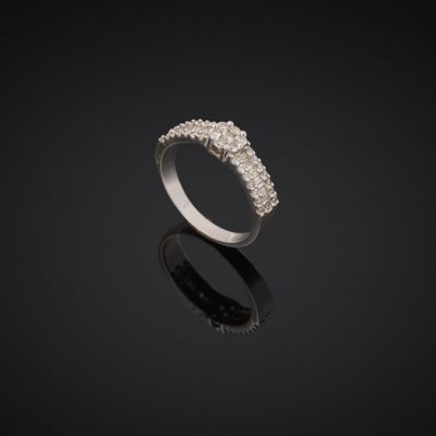 une bague en or blanc sertie de diamants sur un fond noir
