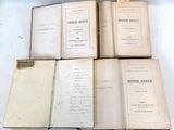 plusieurs vieux livres sont empilés sur une table