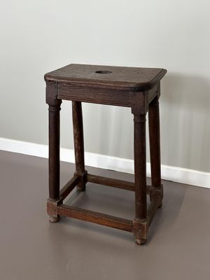 Tabouret de chantre en chêne mouluré, l’assise rectangulaire…