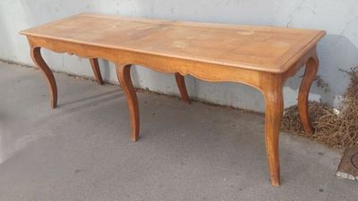 une table en bois posée sur le trottoir