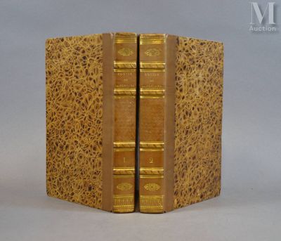 une image représentant deux livres posés l'un sur l'autre sur une table
