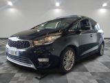 la voiture noire est garée sur un sol en damier dans le garage