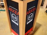 une boîte en bois sur laquelle est accrochée une pancarte portant l'inscription « arkex »