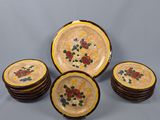 six assiettes ornées de fleurs, empilées les unes sur les autres