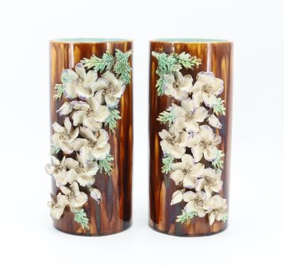 Paire de vase rouleau en barbotine à décor de fleurs et feui…