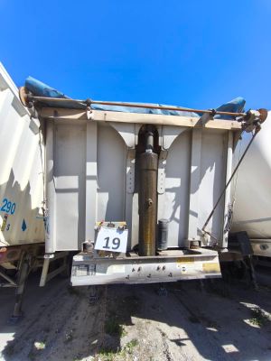 un camion garé sur le côté de la route