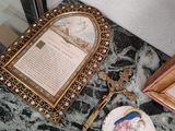 une photo représentant un miroir et une assiette posés sur une table