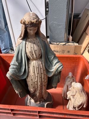une statue représentant une femme tenant l'enfant Jésus dans une crèche