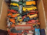 une boîte en carton remplie de petites voitures et de petits camions