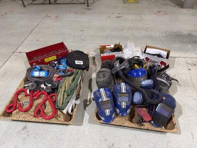 deux boîtes posées par terre, sur lesquelles se trouvent divers outils