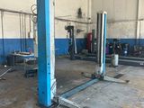 un garage contenant beaucoup de matériel
