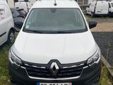 l'avant d'une camionnette blanche garée dans un parking