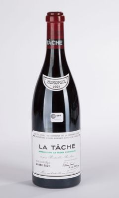 une bouteille de vin rouge posée sur une table blanche