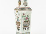un grand vase orné d'un oiseau et de fleurs