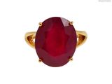 Gros plan sur une bague contenant une pierre rouge