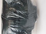 un sac en plastique contenant un t-shirt noir