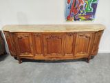 une grande armoire en bois avec un plateau en marbre, dans une pièce