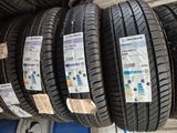 Plusieurs pneus sont empilés sur un rayonnage dans un magasin.