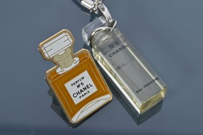 CHANEL - "N°5" Pin's et un charm's en forme de flacon de par…