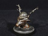 statue en bronze représentant un cerf coiffé d'un casque orné de bois