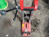 une machine rouge et noire sur laquelle est posée une bobine