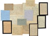 une pile de vieilles lettres et de vieux papiers posée sur une surface blanche