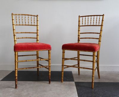 une paire de chaises « Chiavata » dorées avec des coussins rembourrés rouges