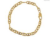 gros plan d'un bracelet en chaîne en or sur fond blanc