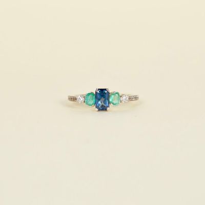 Bague en or blanc 14K (585/oo), centrée d'un saphir taille é…