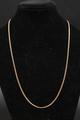 un collier à chaîne en or sur un mannequin mannequin mannequin mannequin mannequin mannequin mannequin mannequin mannequin mannequin