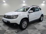 la dacia blanche est garée sur un carrelage à carreaux