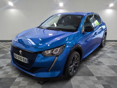 une voiture bleue garée dans un garage au sol en damier