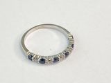 gros plan d'une bague sur une table à fond blanc