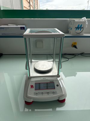 une balance posée sur une table en verre