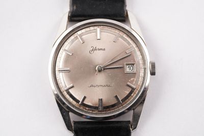 une montre posée sur une surface blanche