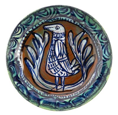 une assiette sur laquelle est représenté un oiseau, sur fond blanc