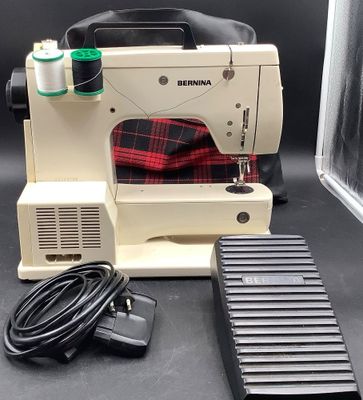 une machine à coudre posée sur une table
