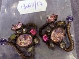 deux bijoux posés sur un sac posé sur une table