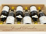 six bouteilles de vin dans un coffret en bois