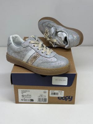 les chaussures sont posées sur une boîte, sur une surface blanche