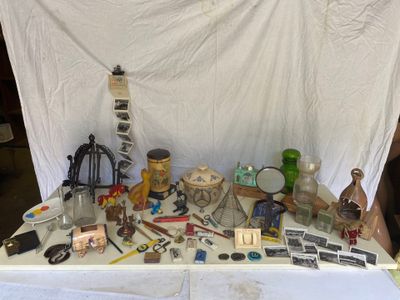 une table blanche sur laquelle sont posés de nombreux objets