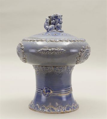 Brûleur d'encens en porcelaine émaillée bleue, décoré d'un c…