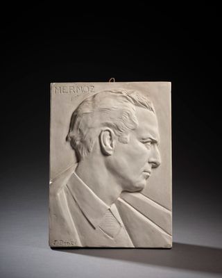 portrait d'un homme en costume-cravate sur une plaque