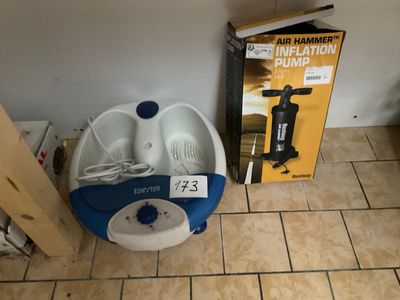 une fontaine bleue et blanche posée par terre à côté d'une caisse de marteaux pneumatiques