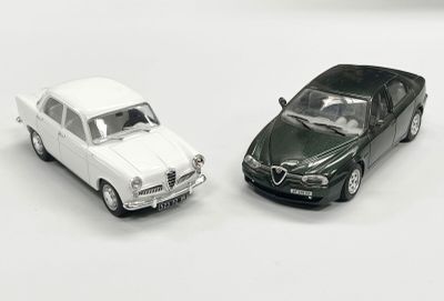 deux voitures jouets assises l'une à côté de l'autre sur une surface blanche