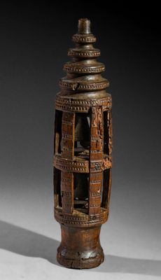 une image représentant un vase en bois orné de sculptures