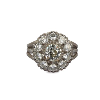 gros plan d'une bague en diamant sur fond blanc
