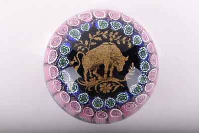 bouton en verre violet et noir orné d'un taureau doré