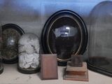 une étagère sur laquelle sont disposés de nombreux objets en verre et des pierres