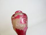 un vase en verre orné d'un motif rose et blanc